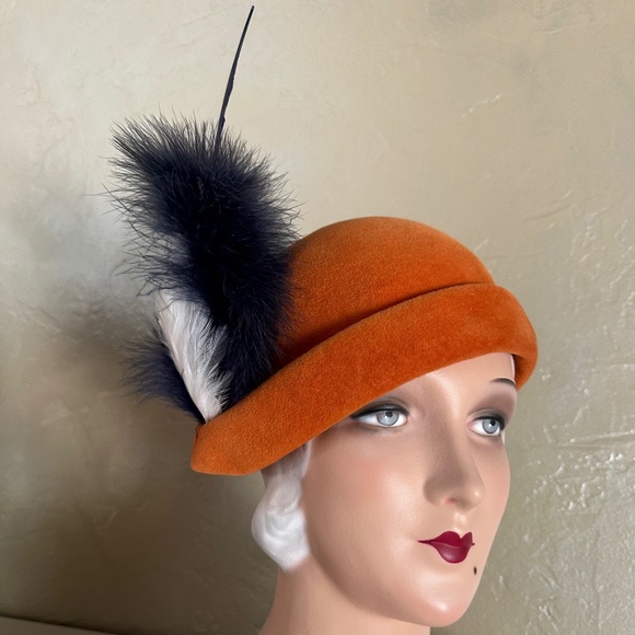 IMPOSING 1950s' DESIGNER MR. JOHN ORANGE FELT CLOCHE+ NAVY/WHITE FEATHERS